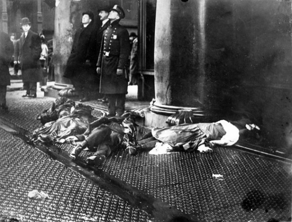 TriangleFire25March1911BodiesOnSidewalk