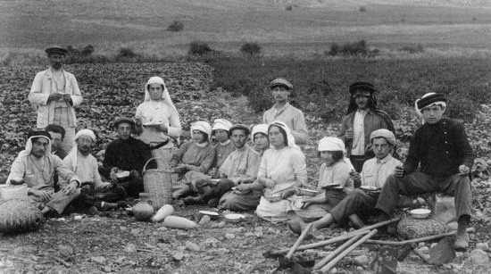 SecondaliyahPioneersinMigdal1912inkuffiyeh